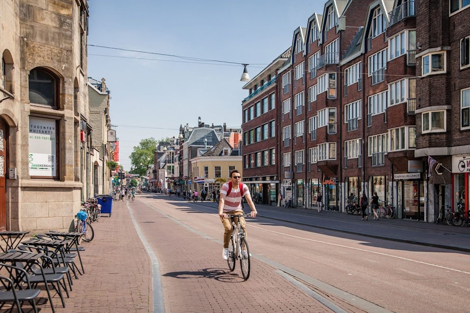 Beschonken bestuurder raast over Nobelstraat in Utrecht en negeert stopteken