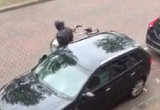 Filmpje: auto-inbreker aan het werk