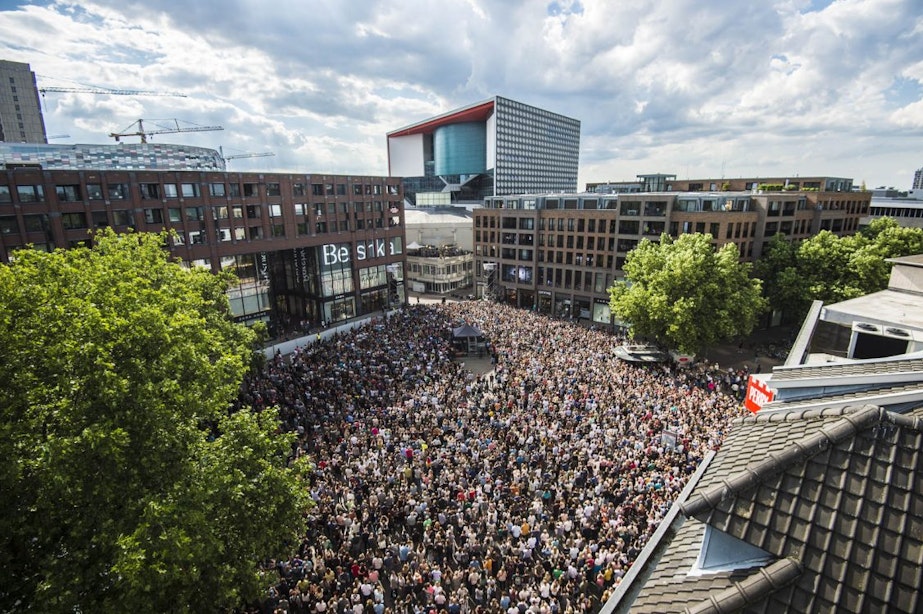 Foto’s: Duizenden mensen aanwezig bij verrassingsconcert Kensington