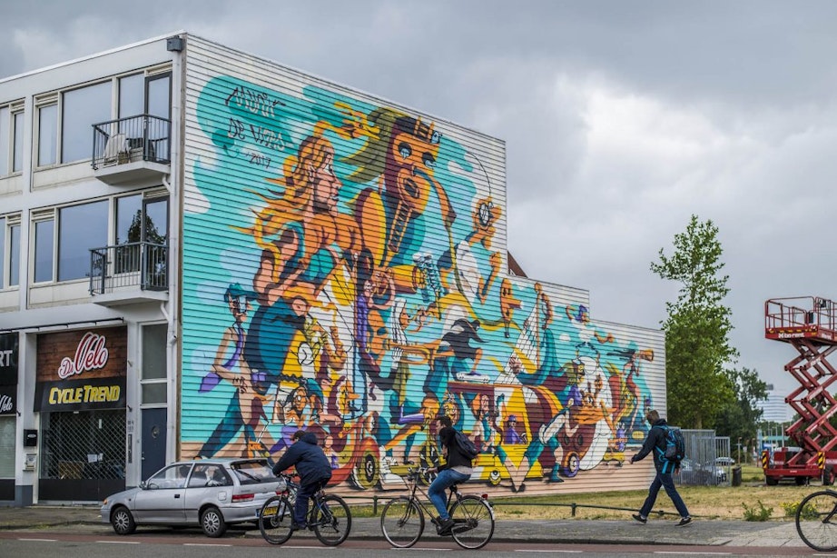 Gigantische muurschildering met verhalen van bewoners bij Croeselaan