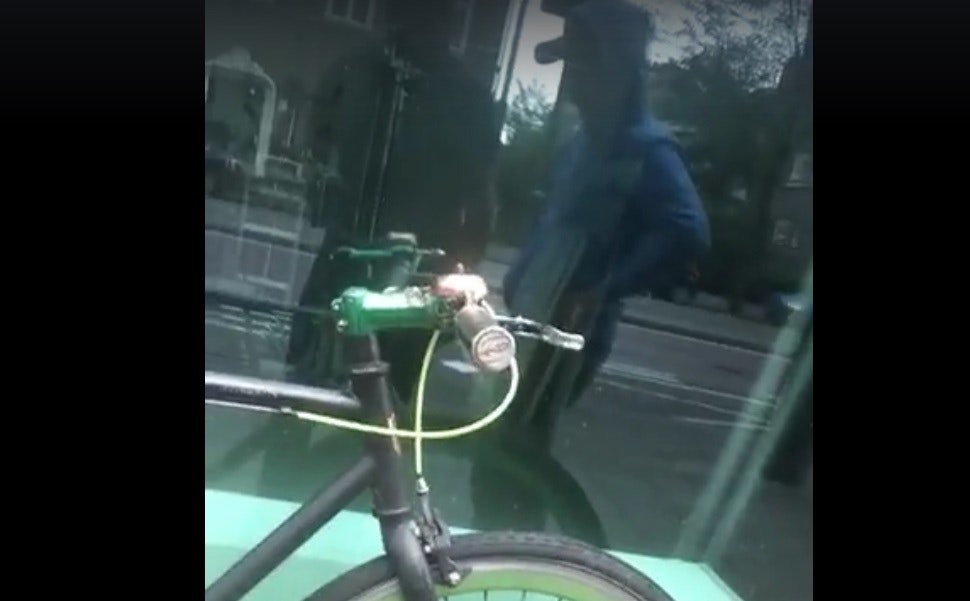 Filmpje: Eigenaar Utrechtse fietsenwinkel spoort gestolen fiets op en haalt hem live op Facebook terug