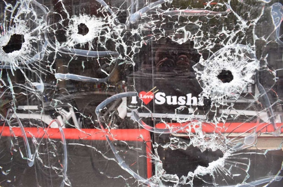 Beelden vrijgegeven van beschieting sushi-restaurant met machinegeweer