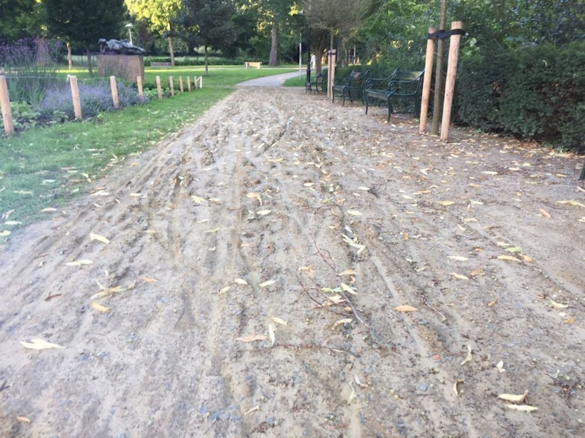 Nieuwe paden Park Oog In Al veranderen in modderpoel