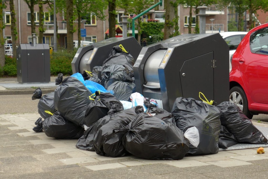 Is het te rommelig rondom vuilnispunten in Utrecht?