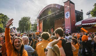 Foto’s: Groot feest in Park Lepelenburg voor de Oranje Leeuwinnen