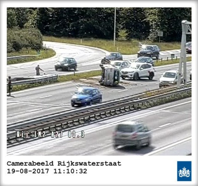 Auto over de kop bij ongeval knooppunt Rijnsweerd