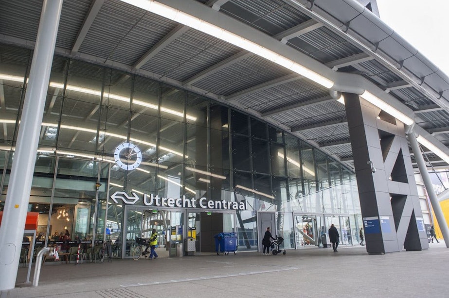 Gedeelte stationshal Utrecht Centraal afgezet vanwege verdacht koffertje