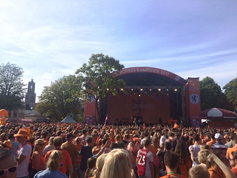 Utrecht kleurt oranje; Voetbalvrouwen warm onthaald op vol Lepelenburg
