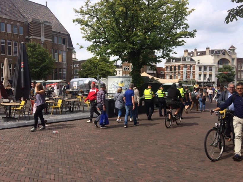 Foto’s: Veel politie in drukke binnenstad op de been voor FC Utrecht-wedstrijd