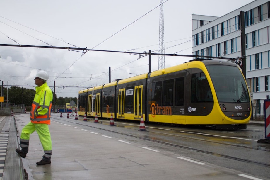 Eerste tram op Uithoflijn maakt testritten