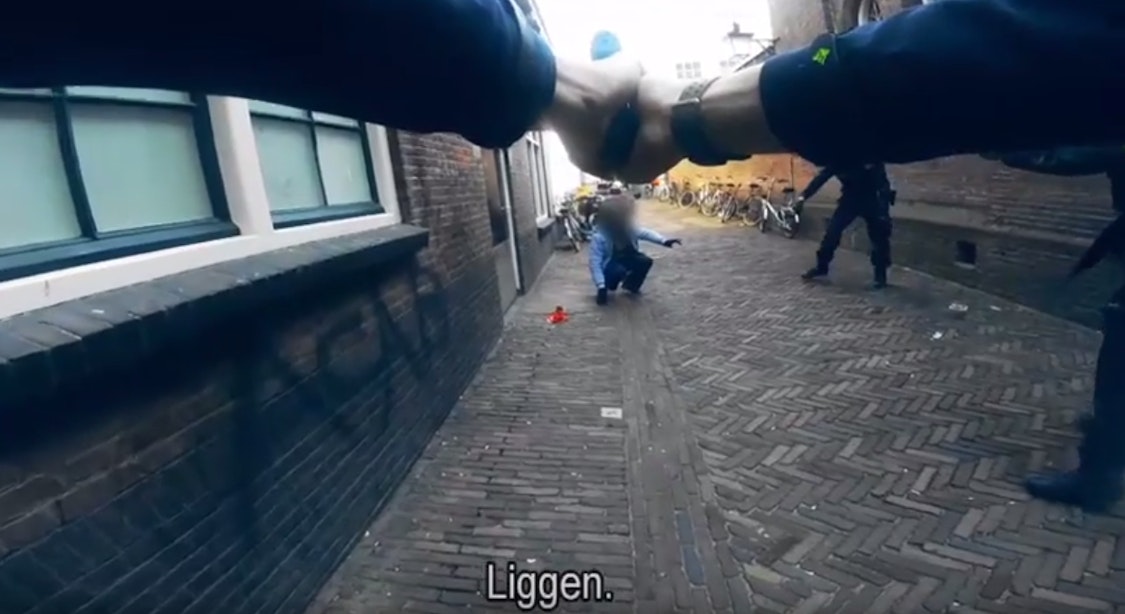 Videobeelden: arrestatie man met nepvuurwapen in centrum Utrecht