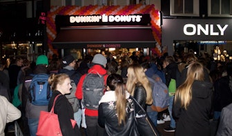 Tientallen mensen in de rij voor jaar lang gratis donuts