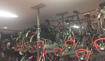 Tijdelijke steunpilaren in fietsenstalling Jaarbeursplein