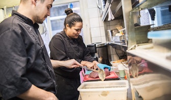 Kijken in de keuken bij restaurant Spekuk in de Drieharingstraat: ‘Alsof je bij mijn oma eet’