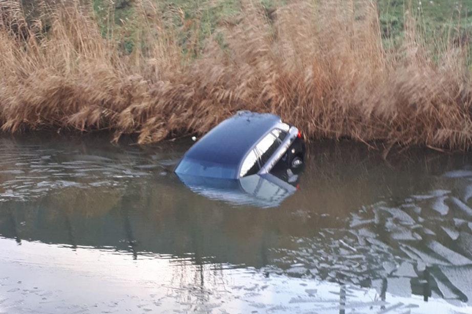 Audi te water vanwege vergeten handrem in Leidsche Rijn
