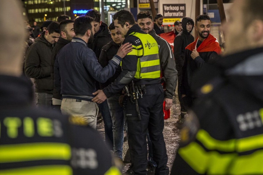 Koerdse en Turkse demonstranten station Utrecht zochten elkaar bewust op