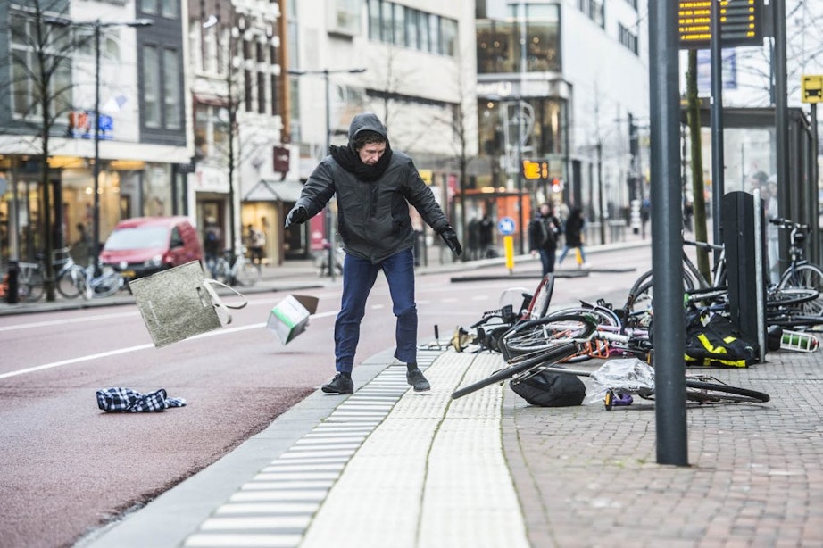 Foto’s: Utrechtse fietsers en voetgangers trotseren code rood