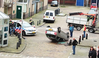 Auto over de kop in Utrechtse woonwijk Zuilen