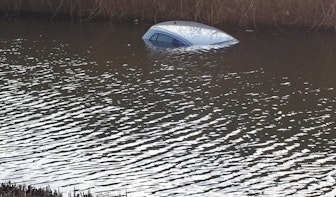 Auto rolt in het water in Leidsche Rijn