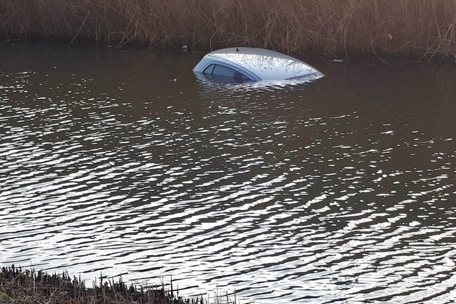 Auto rolt in het water in Leidsche Rijn