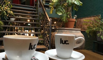 Jette en Jildou drinken koffie bij Luc.: Koffie in de jungle