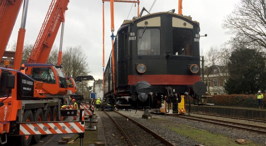 90 jaar oude trein opgetild in Utrecht om wielstellen te vervangen