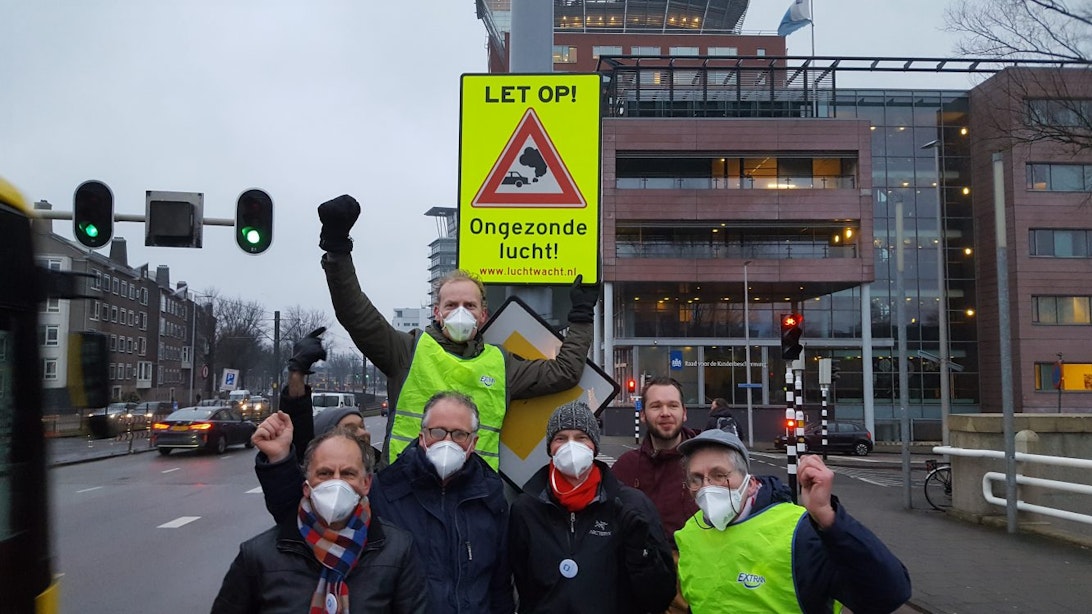 Nieuw verkeersbord tegen luchtvervuiling onthuld aan de Graadt van Roggenweg in Utrecht