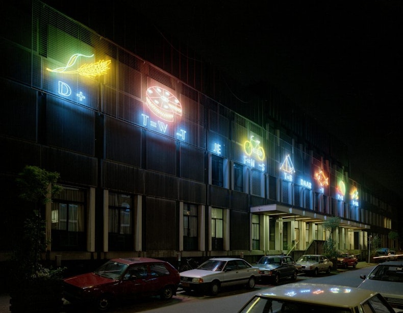 Kunst aan gebouwen: Neon in de Lange Nieuwstraat