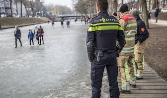 Hulpdiensten verzoeken schaatsers op Catharijnesingel het ijs te verlaten