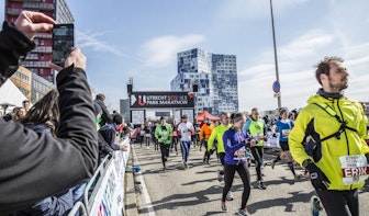 Foto’s: Deelnemers en toeschouwers marathon trotseren ijzige kou