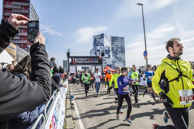 Photos: Participants and spectators marathon defy icy cold