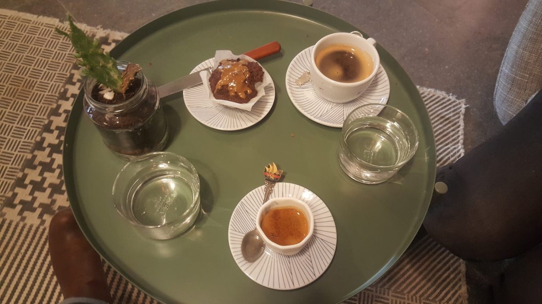 Jette en Jildou drinken koffie bij Dagger Coffee: Bedrijvigheid en supercappuccino