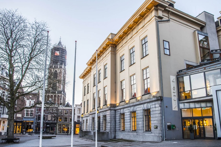 Folie op ramen van stadhuis in Utrecht moet voorkomen dat omwonenden gefilmd worden