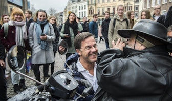 Premier Mark Rutte in Utrecht: tientallen mensen in de rij voor een selfie