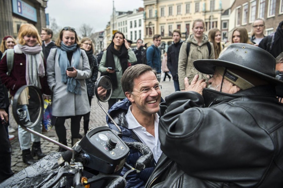 Premier Mark Rutte in Utrecht: tientallen mensen in de rij voor een selfie