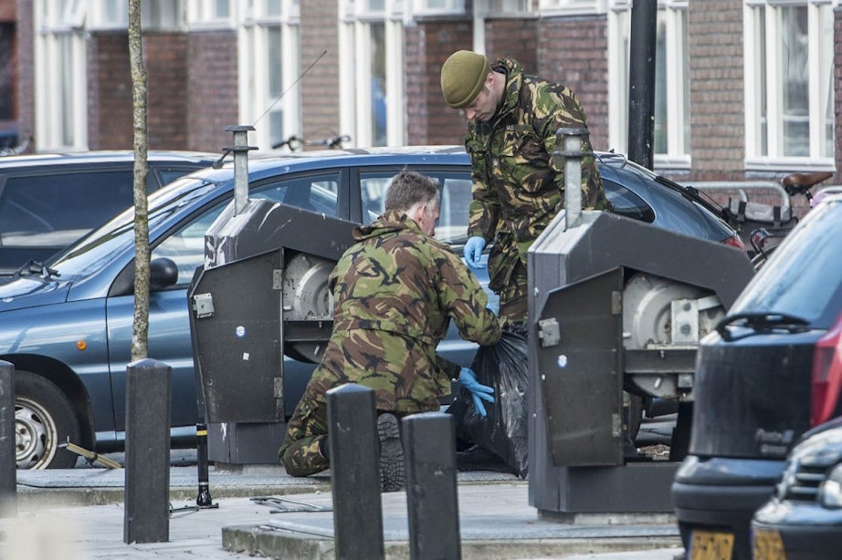 Twee aanhoudingen door handgranaten politiebureau Kanaleneiland en IJsselstijnlaan Hoograven
