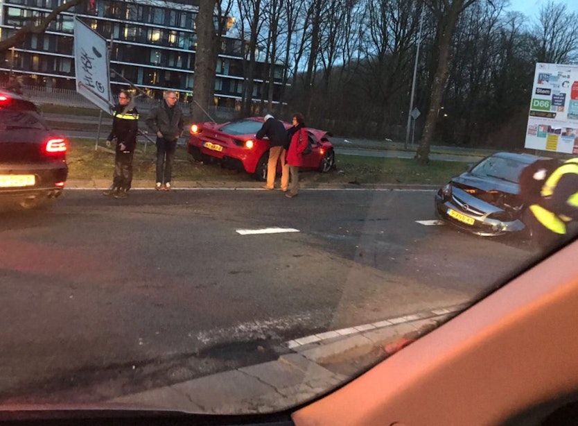 Ferrari crasht bij Galgenwaard in Utrecht