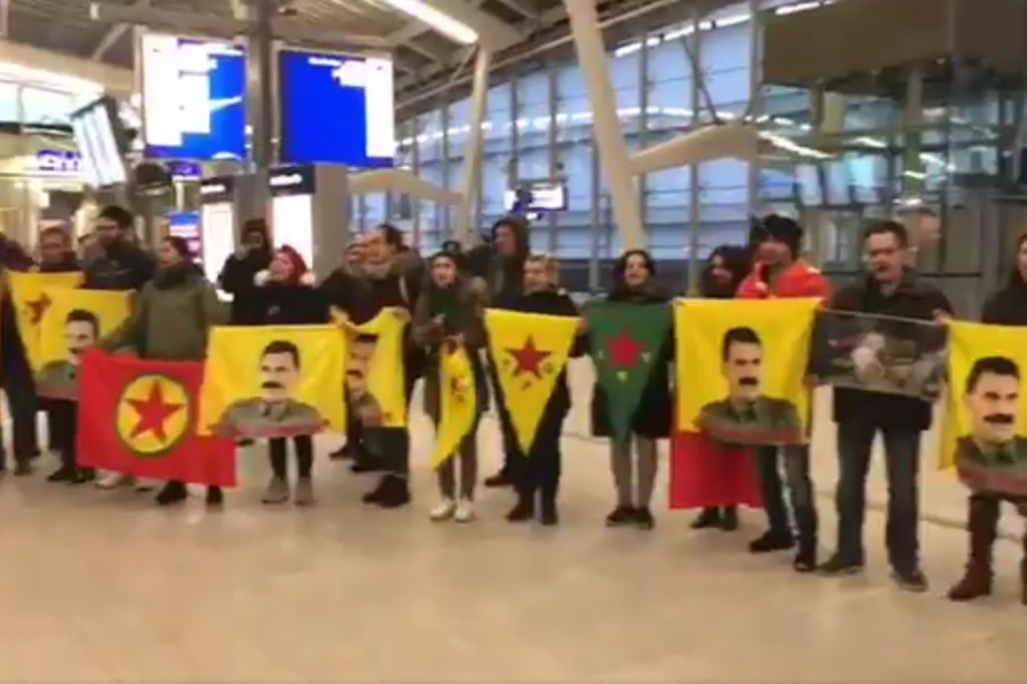 Tientallen pro-koerdische demonstranten op Utrecht Centraal