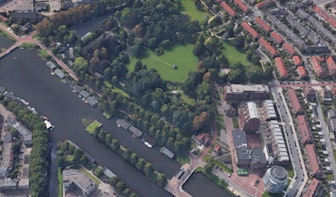 Overvallers met mes beroven drie jongeren in Park Oog in Al in Utrecht; telefoons en tassen gestolen