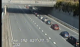 Auto slaat over de kop op A27; vijf rijstroken afgesloten