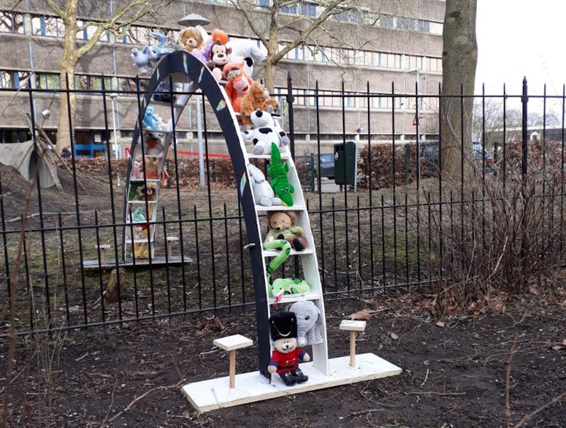 Bijzonder en mysterieus kunstwerk met knuffels op begraafplaats in Utrecht: ‘Ik ben er echt door geraakt’