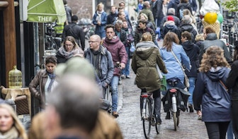 Elektrische borden om fietsers af te laten stappen op Vismarkt in Utrecht