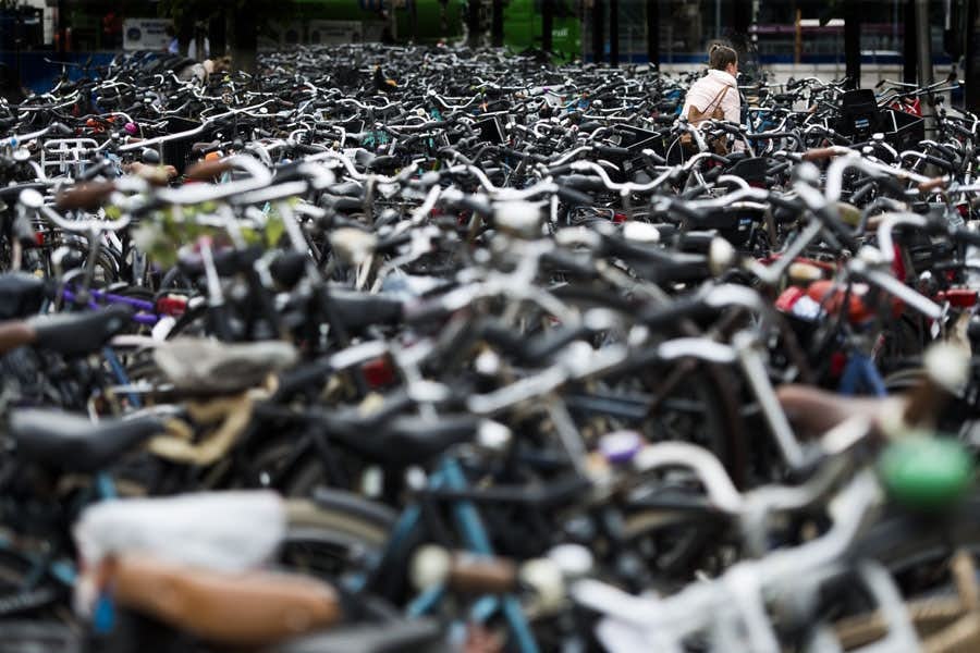 zich zorgen maken Effectief vertaling Geparkeerde fietsen in binnenstad van Utrecht moeten plaatsmaken voor Vuelta