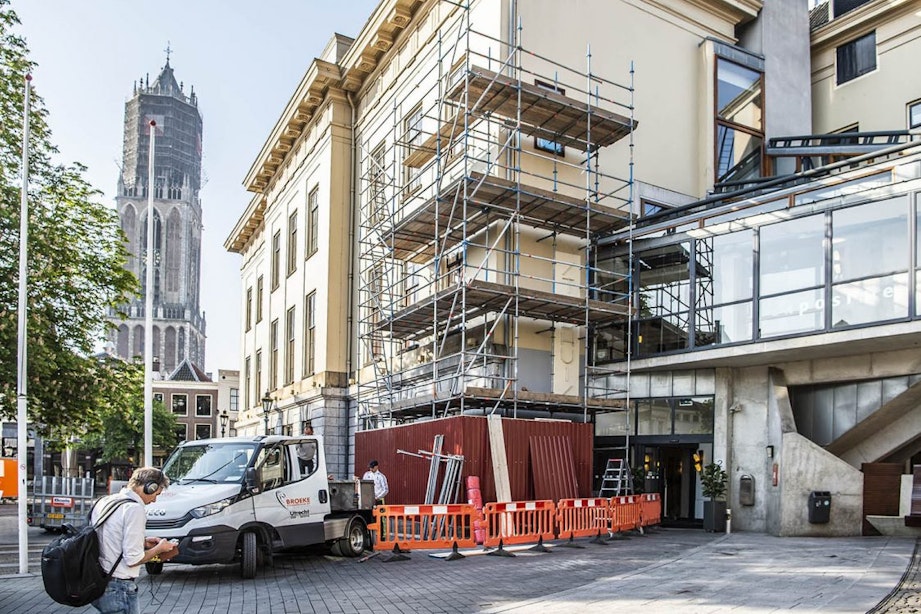 Eerste steigers rondom het Utrechtse stadhuis in aanloop naar renovatie