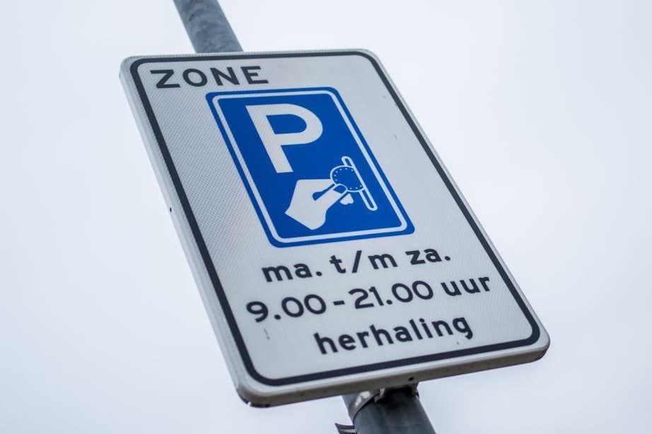 Fors meer foutparkeerders Oudkerkhof op de bon sinds herinrichting; gemeente neemt maatregelen