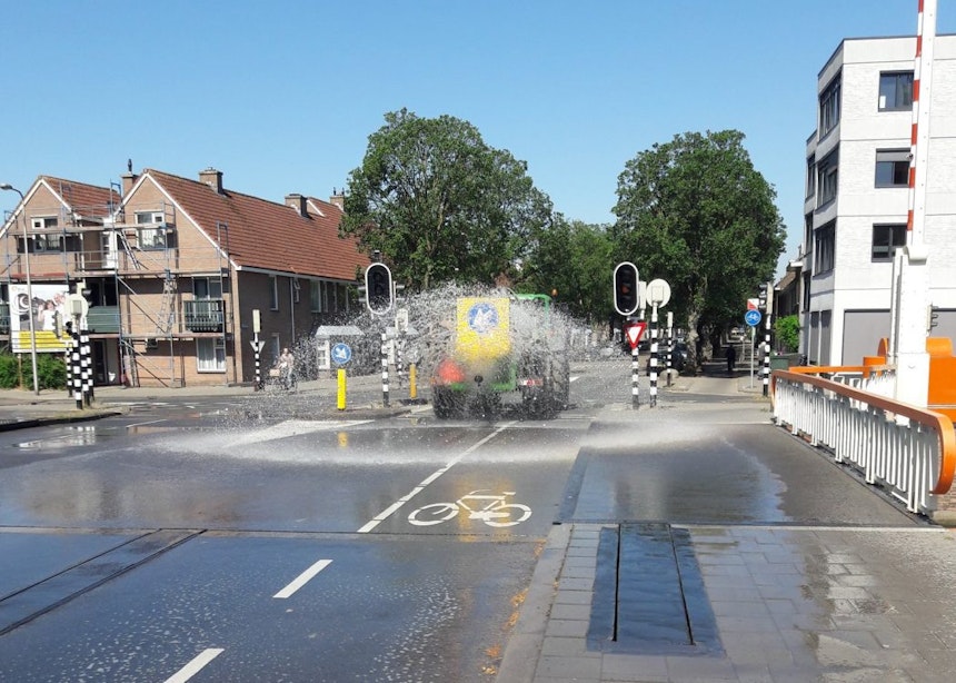 Gemeente gaat Utrechtse bruggen nat sproeien om ze koel te houden