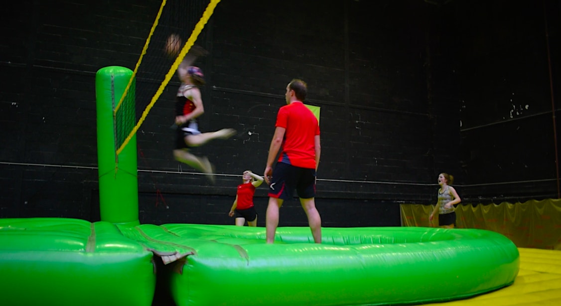 Bijzondere sporten: salto’s, smashen en springen bij de Bossaballclub Utrecht