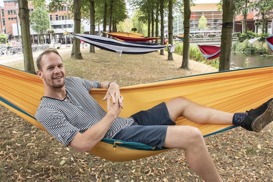 Utrecht deze zomer vol met hangmatten: relaxen boven de gracht