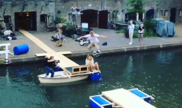 Video: skateboarder springt over de Oudegracht