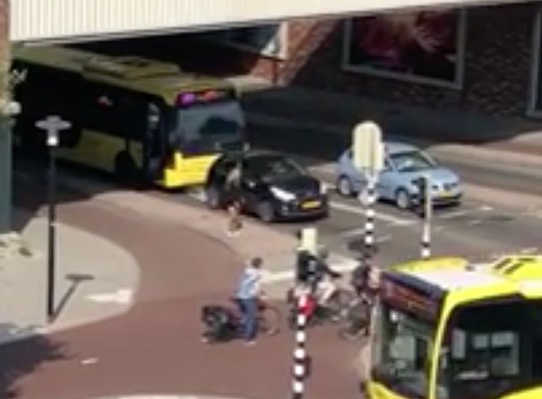 Filmpje: buschauffeur neemt stuur over van automobiliste bij hellingproef